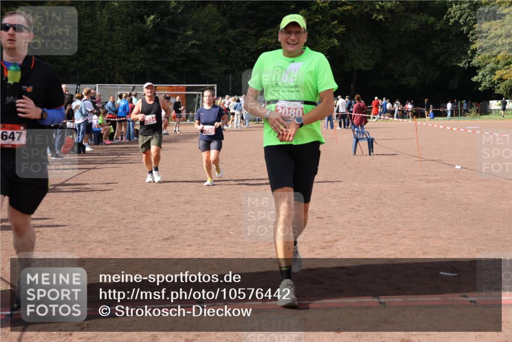 27.09.2026 - 35. Volkslauf durch das schöne Alstertal Strokosch-Dieckow http://msf.ph/oto/10576442 27.09.2026 12:30:45 Ziel 1647, 2080, 2230, 2234 meine-sportfotos.de