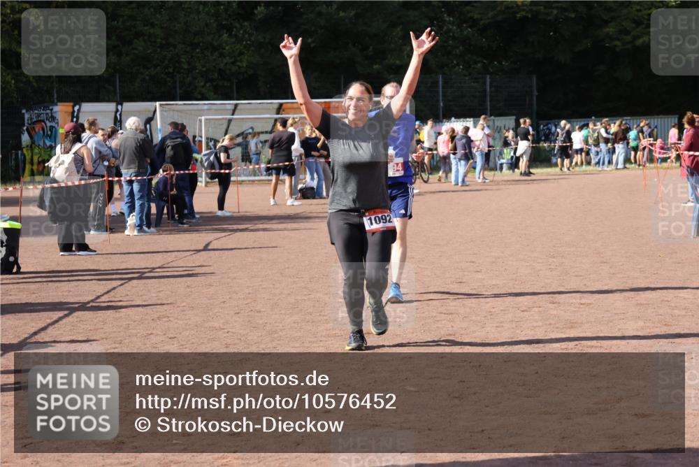 27.09.2026 - 35. Volkslauf durch das schöne Alstertal Strokosch-Dieckow http://msf.ph/oto/10576452 27.09.2026 12:38:29 Ziel 1092, 2194 meine-sportfotos.de