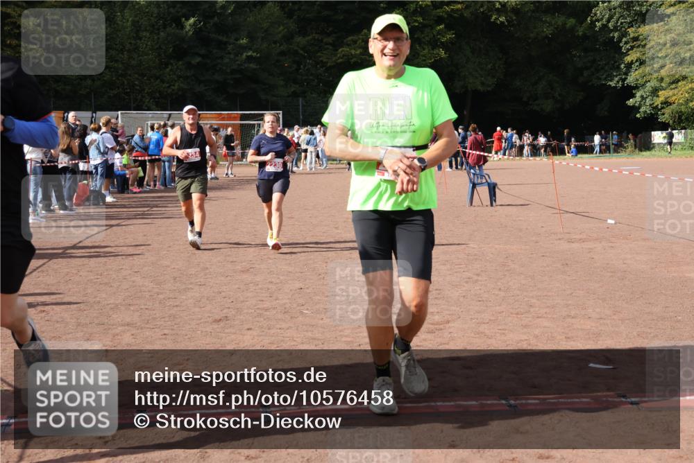 27.09.2026 - 35. Volkslauf durch das schöne Alstertal Strokosch-Dieckow http://msf.ph/oto/10576458 27.09.2026 12:30:45 Ziel 1647, 2080, 2230, 2234 meine-sportfotos.de