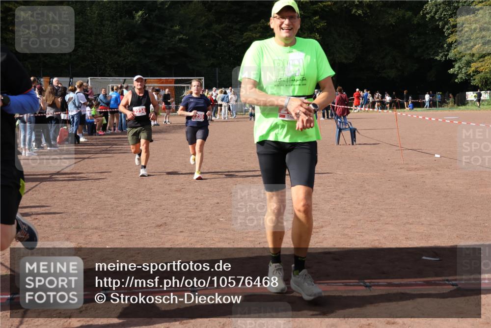 27.09.2026 - 35. Volkslauf durch das schöne Alstertal Strokosch-Dieckow http://msf.ph/oto/10576468 27.09.2026 12:30:46 Ziel 1647, 2080, 2230, 2234 meine-sportfotos.de