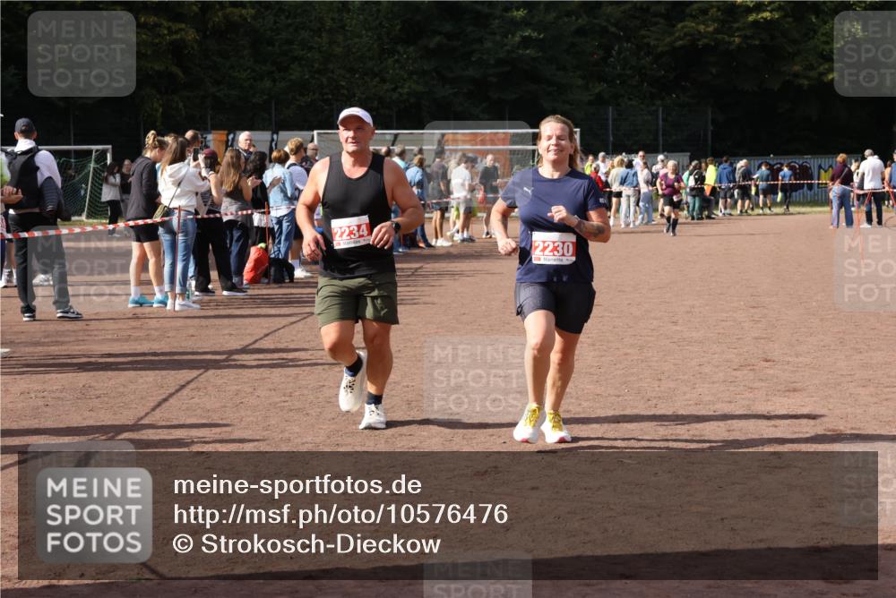 27.09.2026 - 35. Volkslauf durch das schöne Alstertal Strokosch-Dieckow http://msf.ph/oto/10576476 27.09.2026 12:30:47 Ziel 1647, 2080, 2230, 2234 meine-sportfotos.de