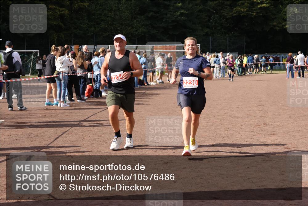 27.09.2026 - 35. Volkslauf durch das schöne Alstertal Strokosch-Dieckow http://msf.ph/oto/10576486 27.09.2026 12:30:47 Ziel 1647, 2080, 2230, 2234 meine-sportfotos.de