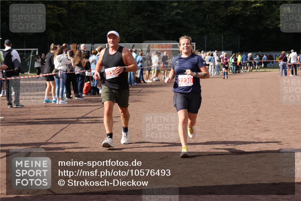 27.09.2026 - 35. Volkslauf durch das schöne Alstertal Strokosch-Dieckow http://msf.ph/oto/10576493 27.09.2026 12:30:47 Ziel 1647, 2080, 2230, 2234 meine-sportfotos.de
