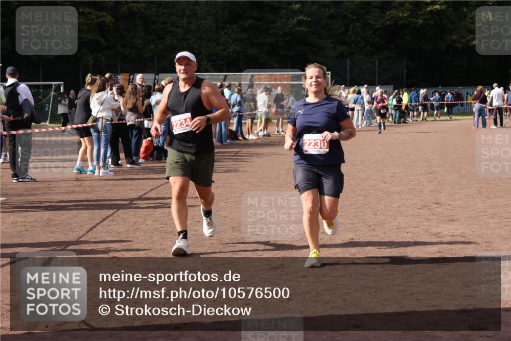 27.09.2026 - 35. Volkslauf durch das schöne Alstertal Strokosch-Dieckow http://msf.ph/oto/10576500 27.09.2026 12:30:47 Ziel 1647, 2080, 2230, 2234 meine-sportfotos.de