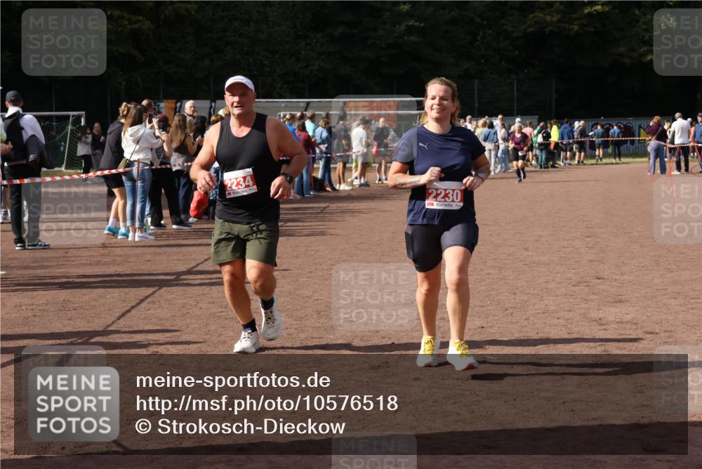 27.09.2026 - 35. Volkslauf durch das schöne Alstertal Strokosch-Dieckow http://msf.ph/oto/10576518 27.09.2026 12:30:47 Ziel 1647, 2080, 2230, 2234 meine-sportfotos.de