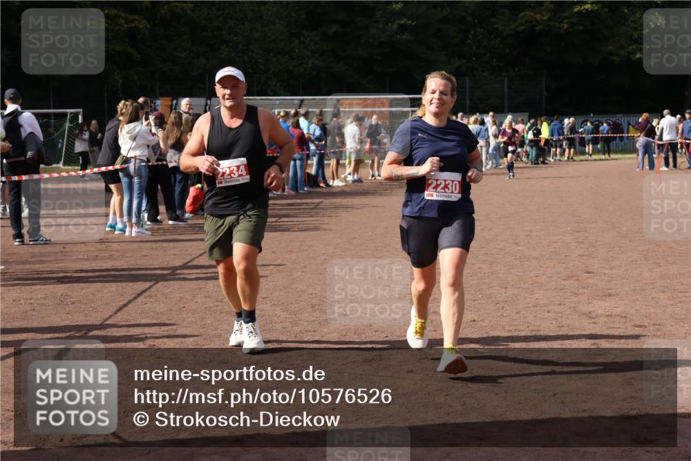 27.09.2026 - 35. Volkslauf durch das schöne Alstertal Strokosch-Dieckow http://msf.ph/oto/10576526 27.09.2026 12:30:47 Ziel 1647, 2080, 2230, 2234 meine-sportfotos.de
