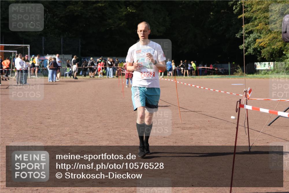 27.09.2026 - 35. Volkslauf durch das schöne Alstertal Strokosch-Dieckow http://msf.ph/oto/10576528 27.09.2026 12:38:56 Ziel 2052 meine-sportfotos.de
