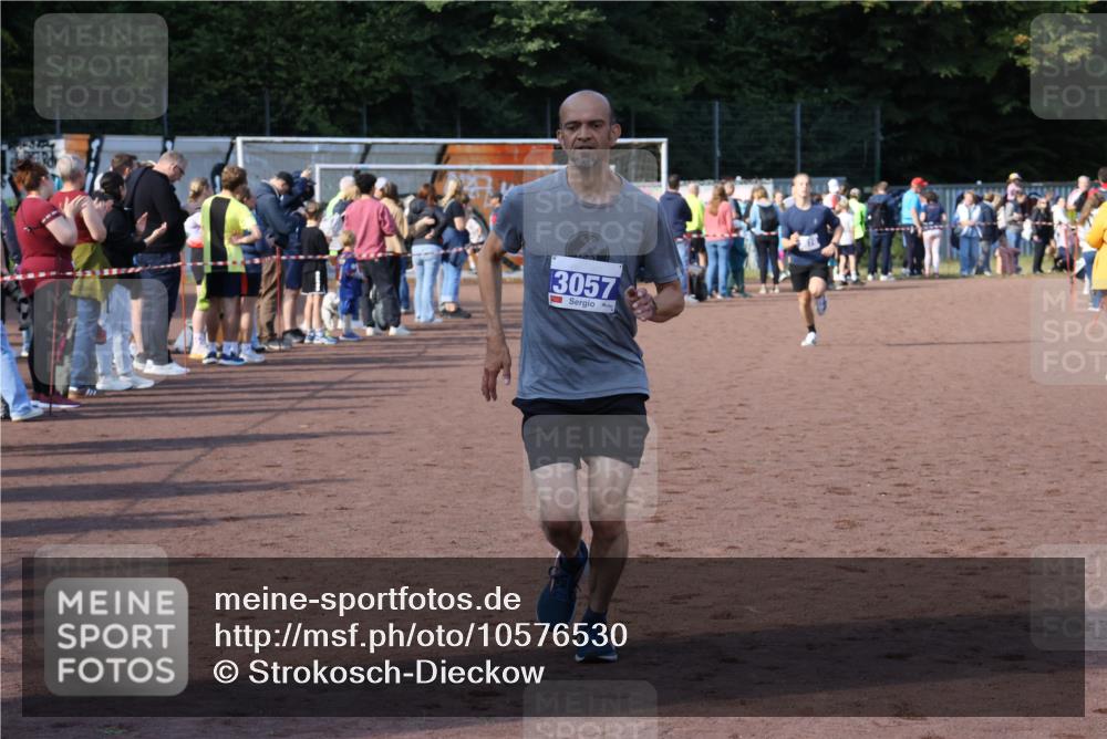 27.09.2026 - 35. Volkslauf durch das schöne Alstertal Strokosch-Dieckow http://msf.ph/oto/10576530 27.09.2026 11:19:55 Ziel 3057, 3978 meine-sportfotos.de