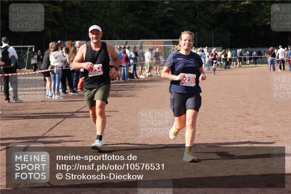 27.09.2026 - 35. Volkslauf durch das schöne Alstertal Strokosch-Dieckow http://msf.ph/oto/10576531 27.09.2026 12:30:47 Ziel 1647, 2080, 2230, 2234 meine-sportfotos.de