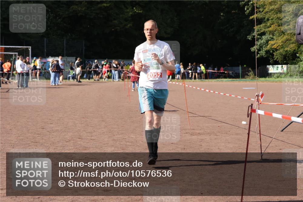 27.09.2026 - 35. Volkslauf durch das schöne Alstertal Strokosch-Dieckow http://msf.ph/oto/10576536 27.09.2026 12:38:56 Ziel 2052 meine-sportfotos.de