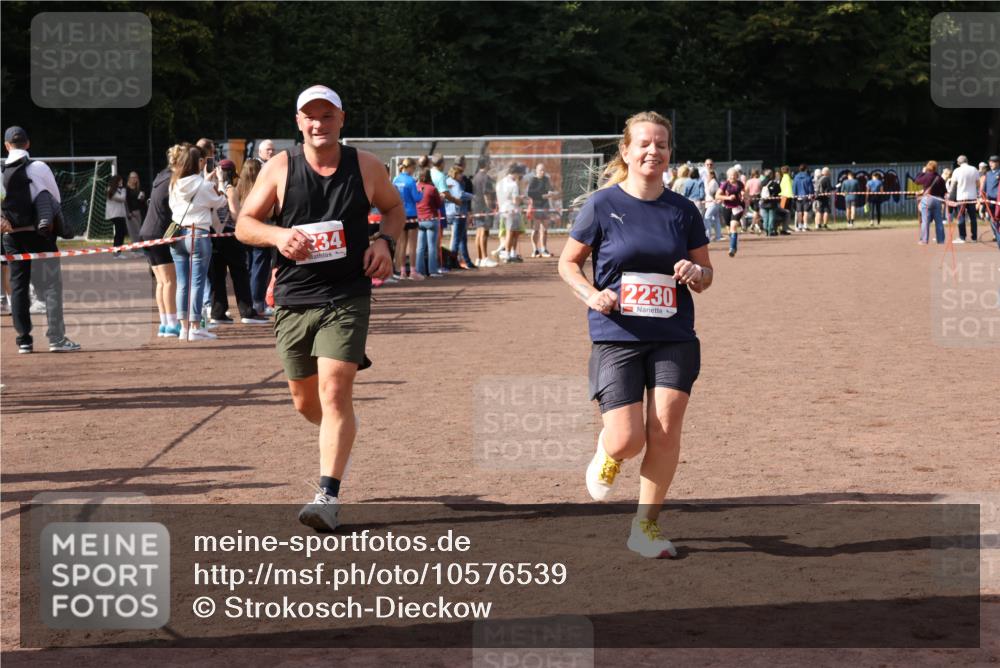 27.09.2026 - 35. Volkslauf durch das schöne Alstertal Strokosch-Dieckow http://msf.ph/oto/10576539 27.09.2026 12:30:47 Ziel 1647, 2080, 2230, 2234 meine-sportfotos.de