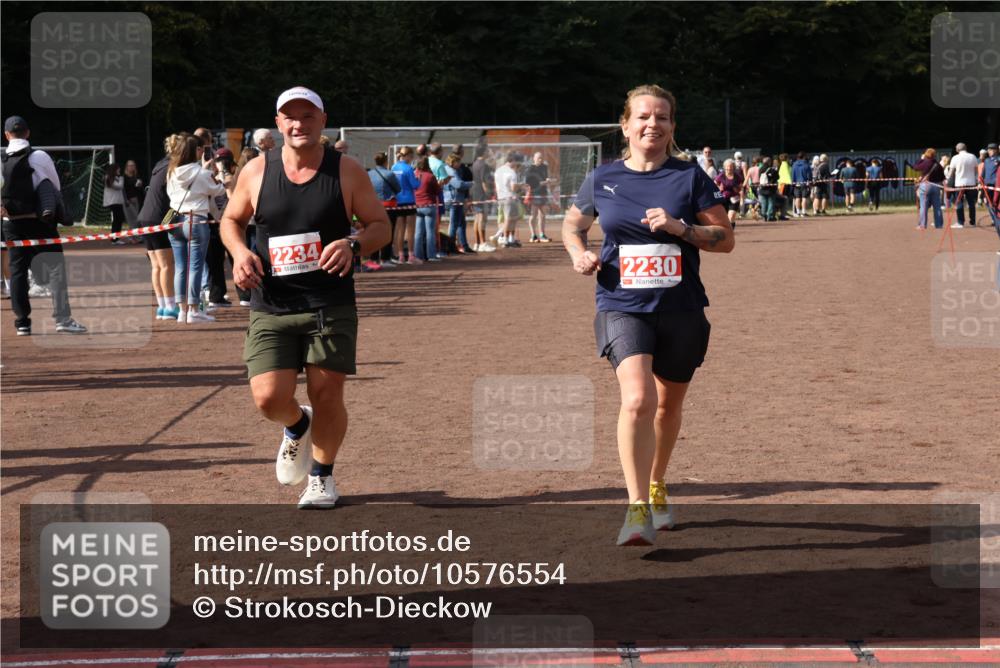27.09.2026 - 35. Volkslauf durch das schöne Alstertal Strokosch-Dieckow http://msf.ph/oto/10576554 27.09.2026 12:30:48 Ziel 1647, 2080, 2230, 2234 meine-sportfotos.de