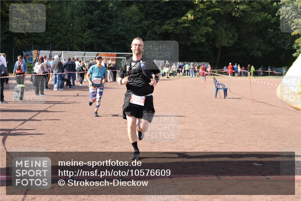 27.09.2026 - 35. Volkslauf durch das schöne Alstertal Strokosch-Dieckow http://msf.ph/oto/10576609 27.09.2026 12:39:19 Ziel 2064, 2105, 2486 meine-sportfotos.de