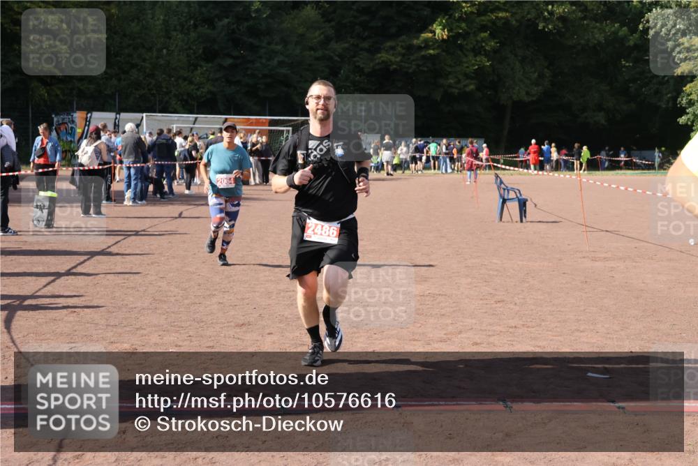 27.09.2026 - 35. Volkslauf durch das schöne Alstertal Strokosch-Dieckow http://msf.ph/oto/10576616 27.09.2026 12:39:19 Ziel 2064, 2105, 2486 meine-sportfotos.de