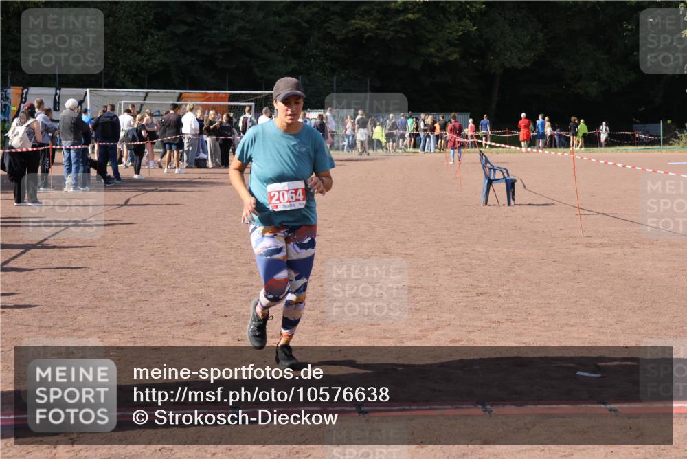 27.09.2026 - 35. Volkslauf durch das schöne Alstertal Strokosch-Dieckow http://msf.ph/oto/10576638 27.09.2026 12:39:21 Ziel 2064, 2105, 2486 meine-sportfotos.de