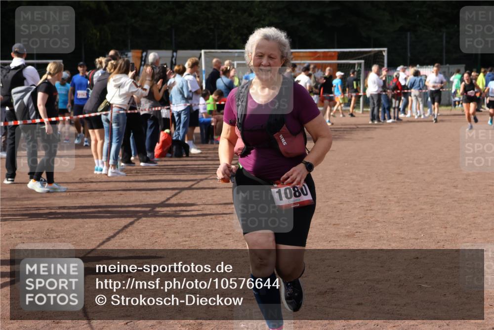 27.09.2026 - 35. Volkslauf durch das schöne Alstertal Strokosch-Dieckow http://msf.ph/oto/10576644 27.09.2026 12:31:01 Ziel 1080, 2245, 2248 meine-sportfotos.de