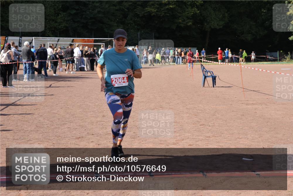 27.09.2026 - 35. Volkslauf durch das schöne Alstertal Strokosch-Dieckow http://msf.ph/oto/10576649 27.09.2026 12:39:21 Ziel 2064, 2105, 2486 meine-sportfotos.de