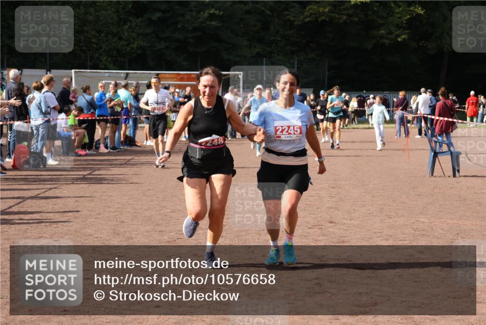27.09.2026 - 35. Volkslauf durch das schöne Alstertal Strokosch-Dieckow http://msf.ph/oto/10576658 27.09.2026 12:31:08 Ziel 2245, 2248, 2310 meine-sportfotos.de