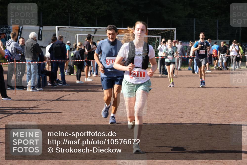27.09.2026 - 35. Volkslauf durch das schöne Alstertal Strokosch-Dieckow http://msf.ph/oto/10576672 27.09.2026 12:39:44 Ziel 2079, 2311, 2483, 2484 meine-sportfotos.de