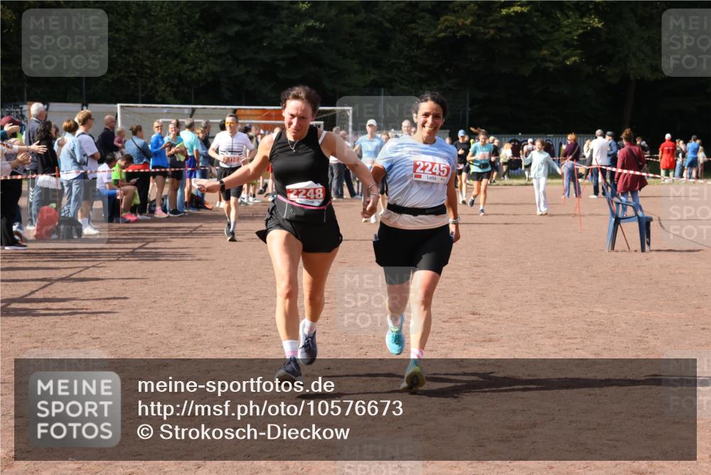 27.09.2026 - 35. Volkslauf durch das schöne Alstertal Strokosch-Dieckow http://msf.ph/oto/10576673 27.09.2026 12:31:09 Ziel 2012, 2013, 2245, 2248, 2310 meine-sportfotos.de