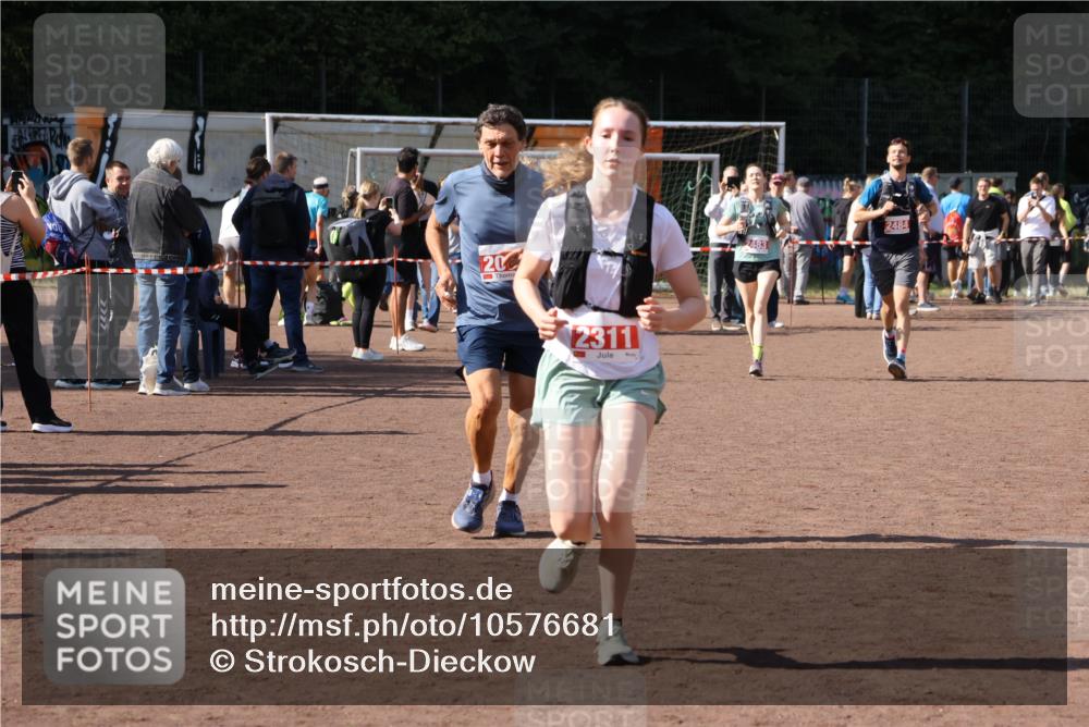 27.09.2026 - 35. Volkslauf durch das schöne Alstertal Strokosch-Dieckow http://msf.ph/oto/10576681 27.09.2026 12:39:44 Ziel 2079, 2311, 2483, 2484 meine-sportfotos.de