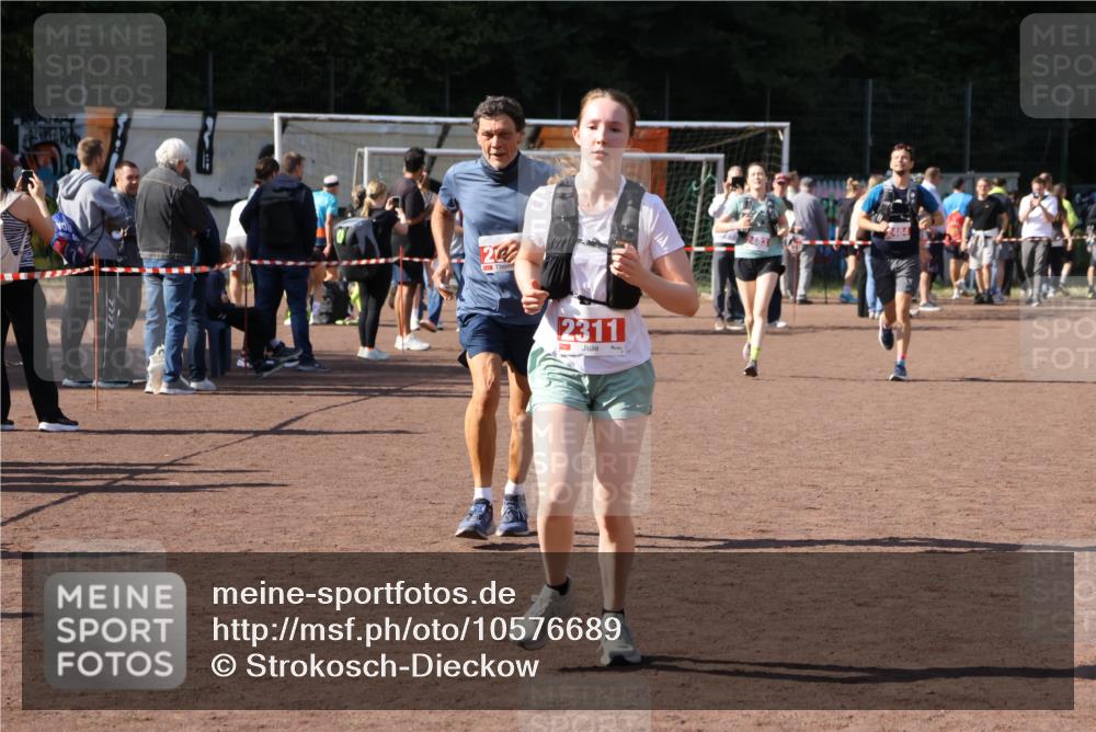 27.09.2026 - 35. Volkslauf durch das schöne Alstertal Strokosch-Dieckow http://msf.ph/oto/10576689 27.09.2026 12:39:44 Ziel 2079, 2311, 2483, 2484 meine-sportfotos.de