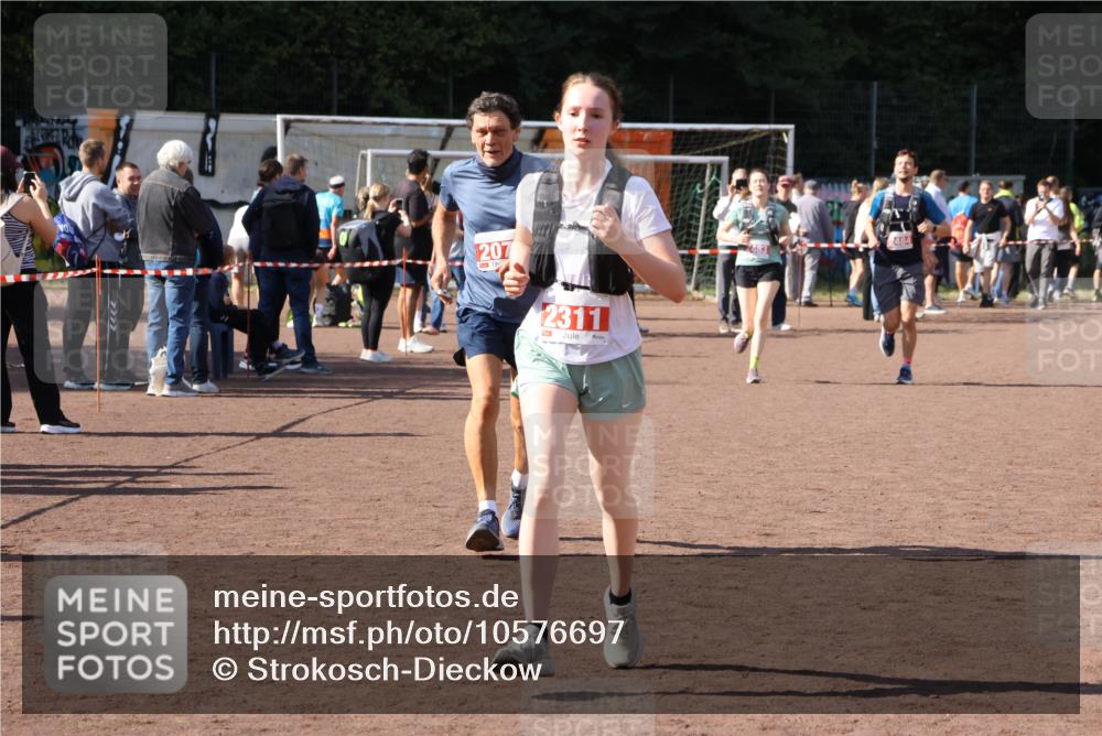 27.09.2026 - 35. Volkslauf durch das schöne Alstertal Strokosch-Dieckow http://msf.ph/oto/10576697 27.09.2026 12:39:44 Ziel 2079, 2311, 2483, 2484 meine-sportfotos.de