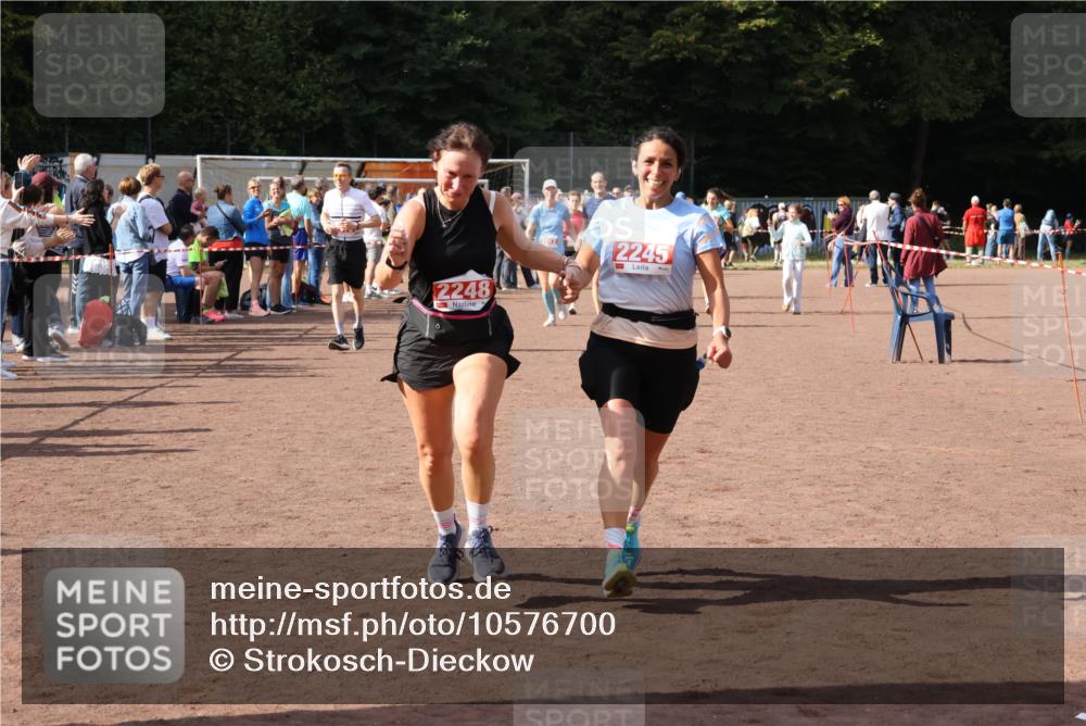27.09.2026 - 35. Volkslauf durch das schöne Alstertal Strokosch-Dieckow http://msf.ph/oto/10576700 27.09.2026 12:31:09 Ziel 2012, 2013, 2245, 2248, 2310 meine-sportfotos.de
