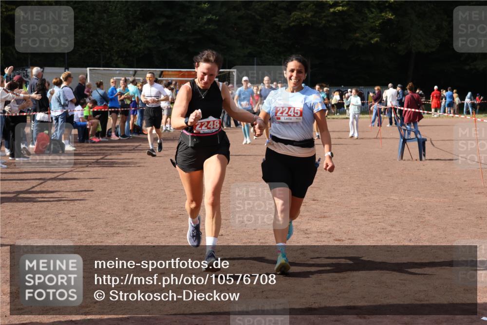 27.09.2026 - 35. Volkslauf durch das schöne Alstertal Strokosch-Dieckow http://msf.ph/oto/10576708 27.09.2026 12:31:09 Ziel 2012, 2013, 2245, 2248, 2310 meine-sportfotos.de