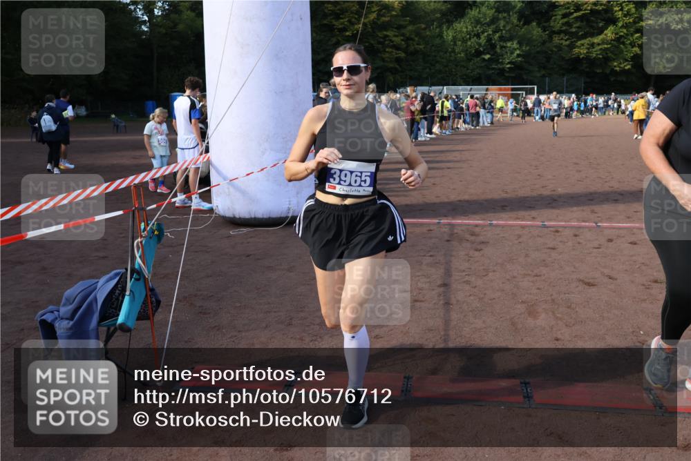 27.09.2026 - 35. Volkslauf durch das schöne Alstertal Strokosch-Dieckow http://msf.ph/oto/10576712 27.09.2026 11:19:51 Ziel 3057, 3343, 3964, 3965, 4084 meine-sportfotos.de