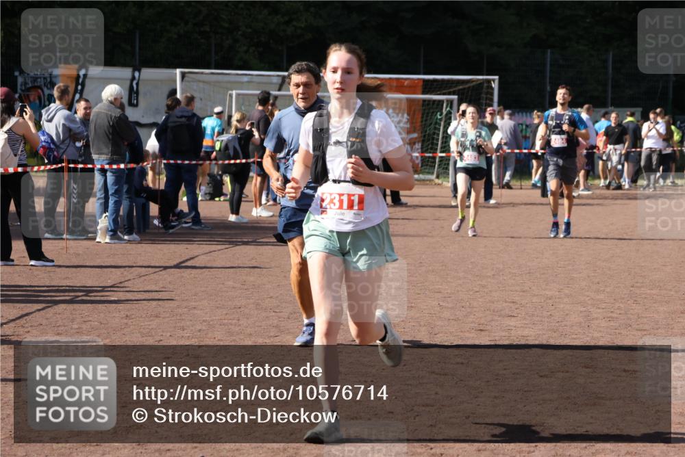 27.09.2026 - 35. Volkslauf durch das schöne Alstertal Strokosch-Dieckow http://msf.ph/oto/10576714 27.09.2026 12:39:44 Ziel 2079, 2311, 2483, 2484 meine-sportfotos.de