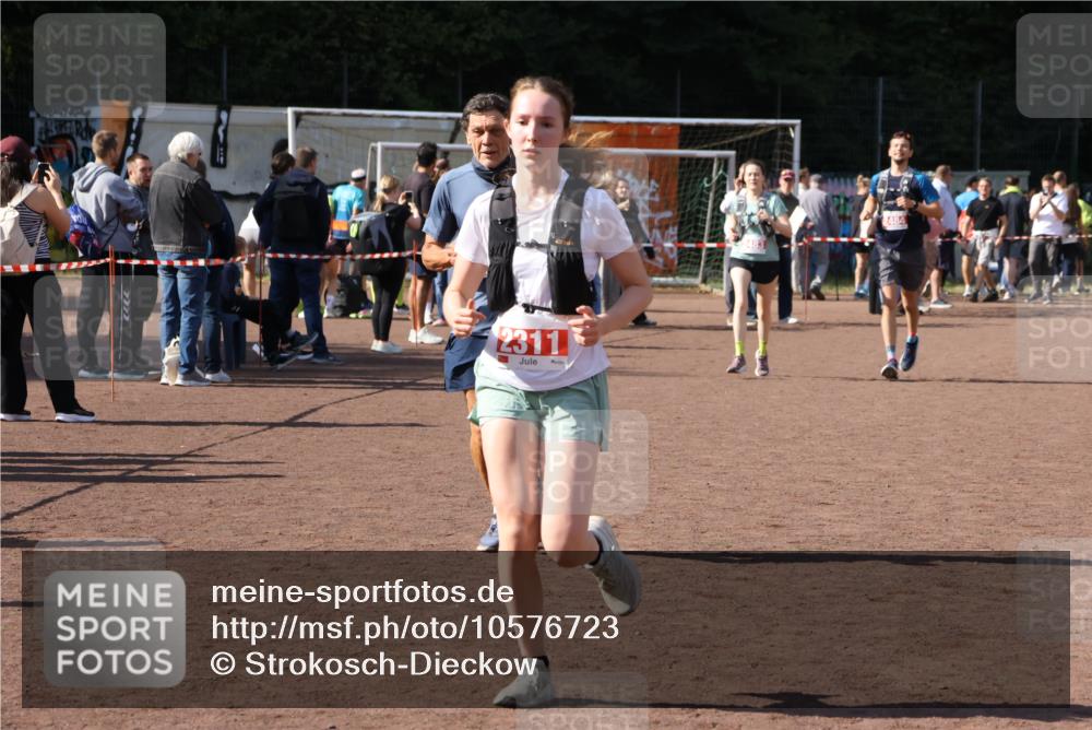 27.09.2026 - 35. Volkslauf durch das schöne Alstertal Strokosch-Dieckow http://msf.ph/oto/10576723 27.09.2026 12:39:44 Ziel 2079, 2311, 2483, 2484 meine-sportfotos.de
