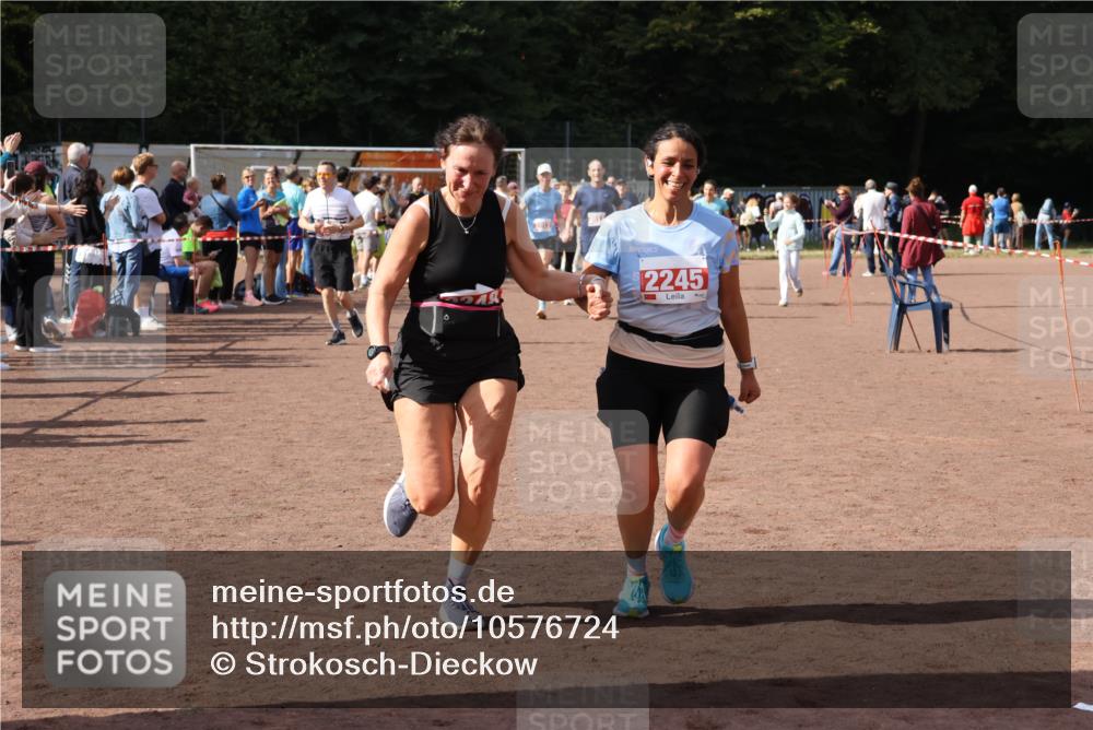 27.09.2026 - 35. Volkslauf durch das schöne Alstertal Strokosch-Dieckow http://msf.ph/oto/10576724 27.09.2026 12:31:09 Ziel 2012, 2013, 2245, 2248, 2310 meine-sportfotos.de