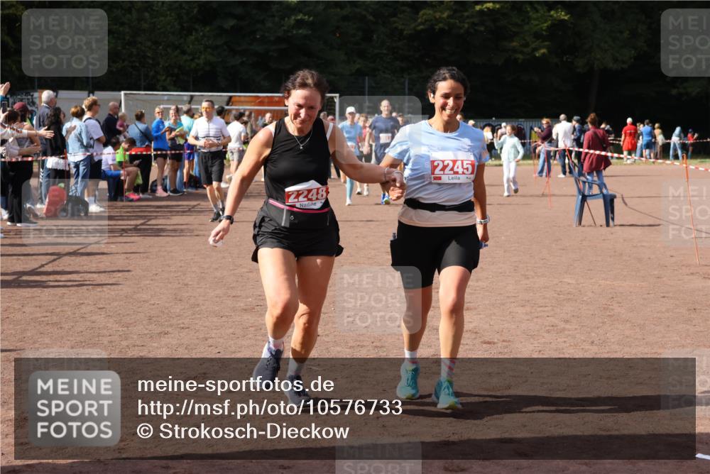27.09.2026 - 35. Volkslauf durch das schöne Alstertal Strokosch-Dieckow http://msf.ph/oto/10576733 27.09.2026 12:31:09 Ziel 2012, 2013, 2245, 2248, 2310 meine-sportfotos.de
