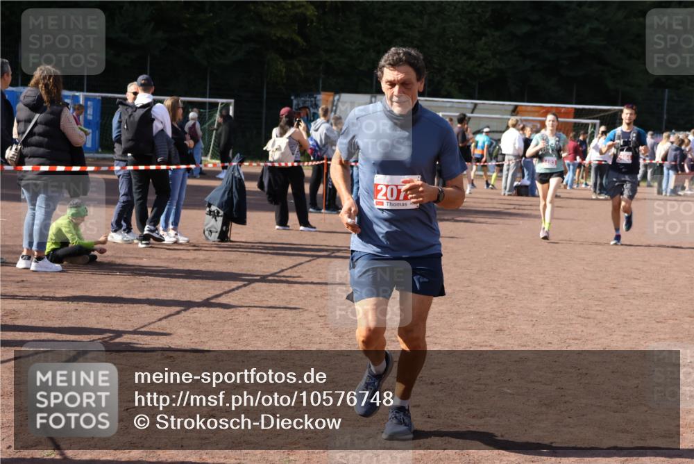 27.09.2026 - 35. Volkslauf durch das schöne Alstertal Strokosch-Dieckow http://msf.ph/oto/10576748 27.09.2026 12:39:46 Ziel 2079, 2267, 2311, 2483, 2484 meine-sportfotos.de