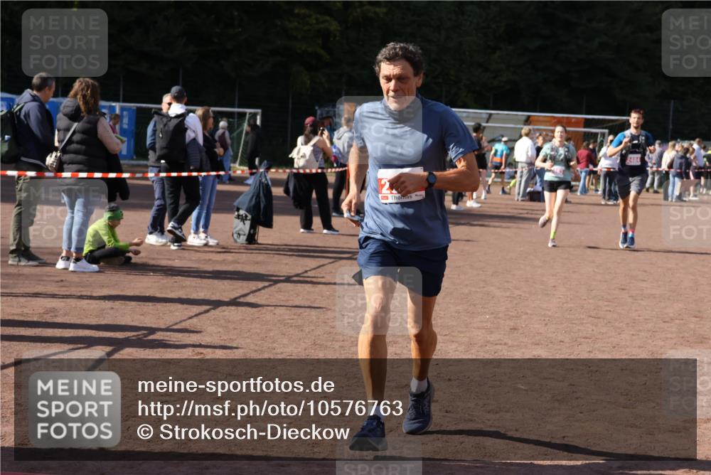 27.09.2026 - 35. Volkslauf durch das schöne Alstertal Strokosch-Dieckow http://msf.ph/oto/10576763 27.09.2026 12:39:47 Ziel 2079, 2267, 2311, 2483, 2484 meine-sportfotos.de