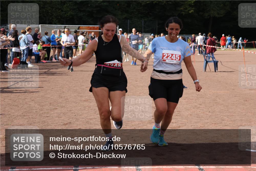 27.09.2026 - 35. Volkslauf durch das schöne Alstertal Strokosch-Dieckow http://msf.ph/oto/10576765 27.09.2026 12:31:09 Ziel 2012, 2013, 2245, 2248, 2310 meine-sportfotos.de