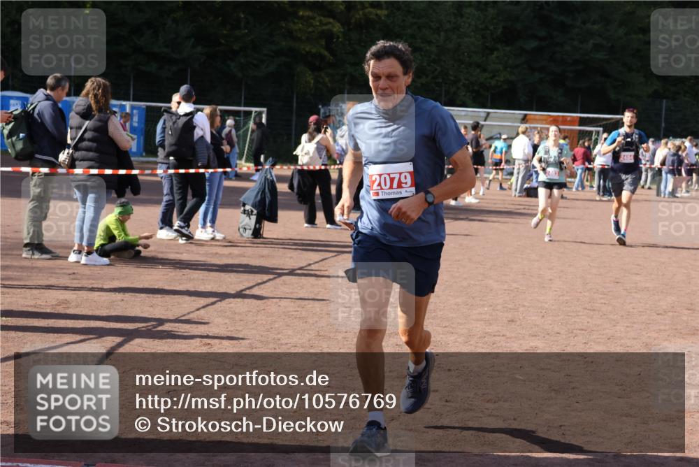 27.09.2026 - 35. Volkslauf durch das schöne Alstertal Strokosch-Dieckow http://msf.ph/oto/10576769 27.09.2026 12:39:47 Ziel 2079, 2267, 2311, 2483, 2484 meine-sportfotos.de