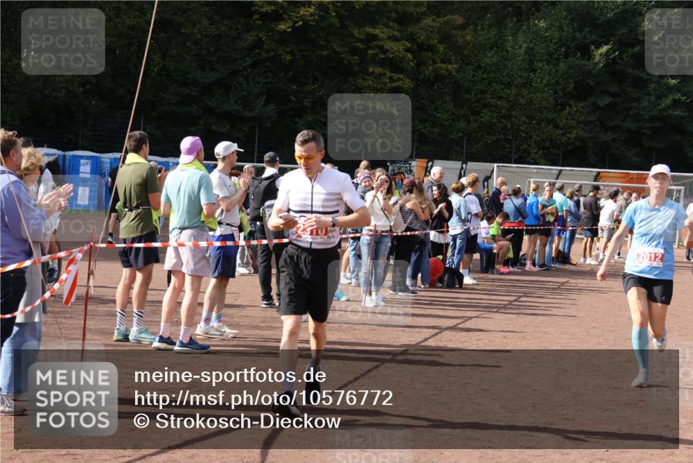 27.09.2026 - 35. Volkslauf durch das schöne Alstertal Strokosch-Dieckow http://msf.ph/oto/10576772 27.09.2026 12:31:15 Ziel 1086, 1649, 2011, 2012, 2013, 2198, 2310 meine-sportfotos.de