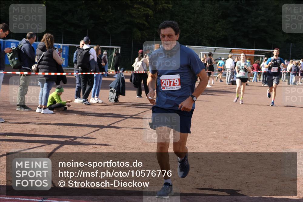 27.09.2026 - 35. Volkslauf durch das schöne Alstertal Strokosch-Dieckow http://msf.ph/oto/10576776 27.09.2026 12:39:47 Ziel 2079, 2267, 2311, 2483, 2484 meine-sportfotos.de