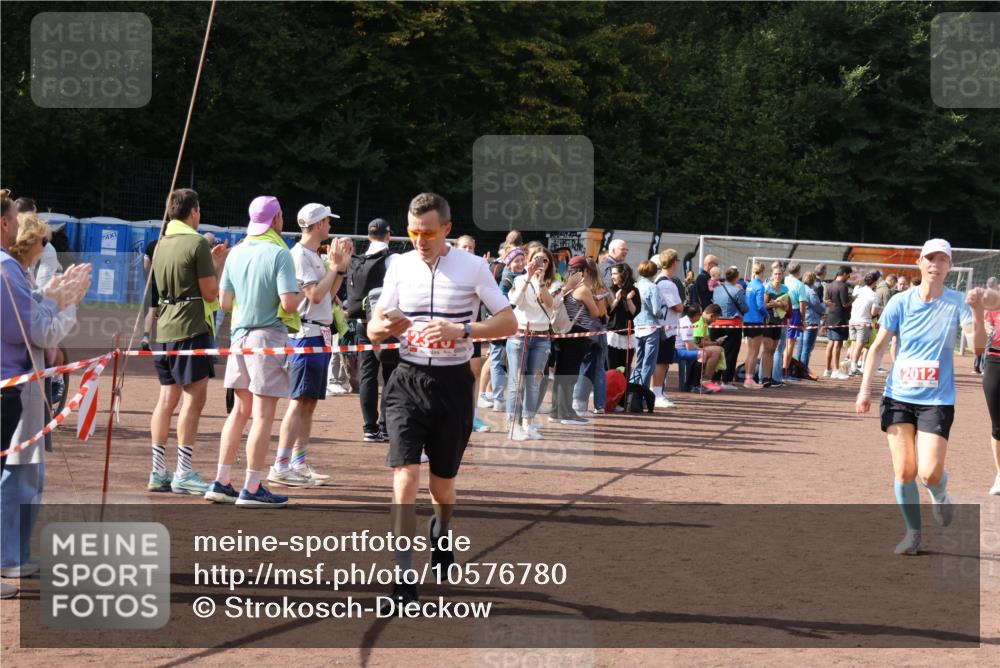 27.09.2026 - 35. Volkslauf durch das schöne Alstertal Strokosch-Dieckow http://msf.ph/oto/10576780 27.09.2026 12:31:15 Ziel 1086, 1649, 2011, 2012, 2013, 2198, 2310 meine-sportfotos.de