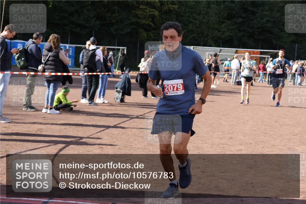 27.09.2026 - 35. Volkslauf durch das schöne Alstertal Strokosch-Dieckow http://msf.ph/oto/10576783 27.09.2026 12:39:47 Ziel 2079, 2267, 2311, 2483, 2484 meine-sportfotos.de