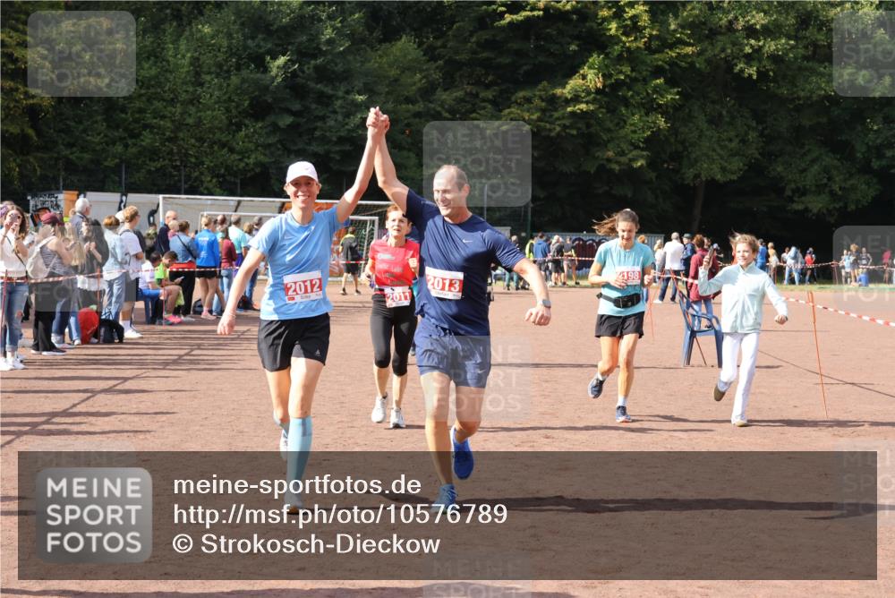 27.09.2026 - 35. Volkslauf durch das schöne Alstertal Strokosch-Dieckow http://msf.ph/oto/10576789 27.09.2026 12:31:16 Ziel 1086, 1649, 2011, 2012, 2013, 2198, 2310 meine-sportfotos.de