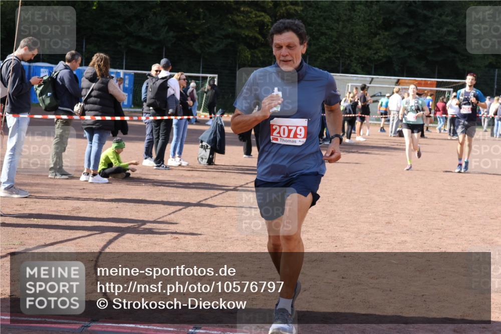 27.09.2026 - 35. Volkslauf durch das schöne Alstertal Strokosch-Dieckow http://msf.ph/oto/10576797 27.09.2026 12:39:47 Ziel 2079, 2267, 2311, 2483, 2484 meine-sportfotos.de