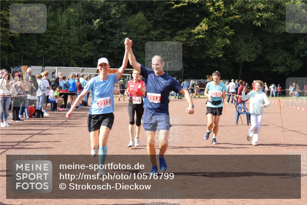 27.09.2026 - 35. Volkslauf durch das schöne Alstertal Strokosch-Dieckow http://msf.ph/oto/10576799 27.09.2026 12:31:16 Ziel 1086, 1649, 2011, 2012, 2013, 2198, 2310 meine-sportfotos.de