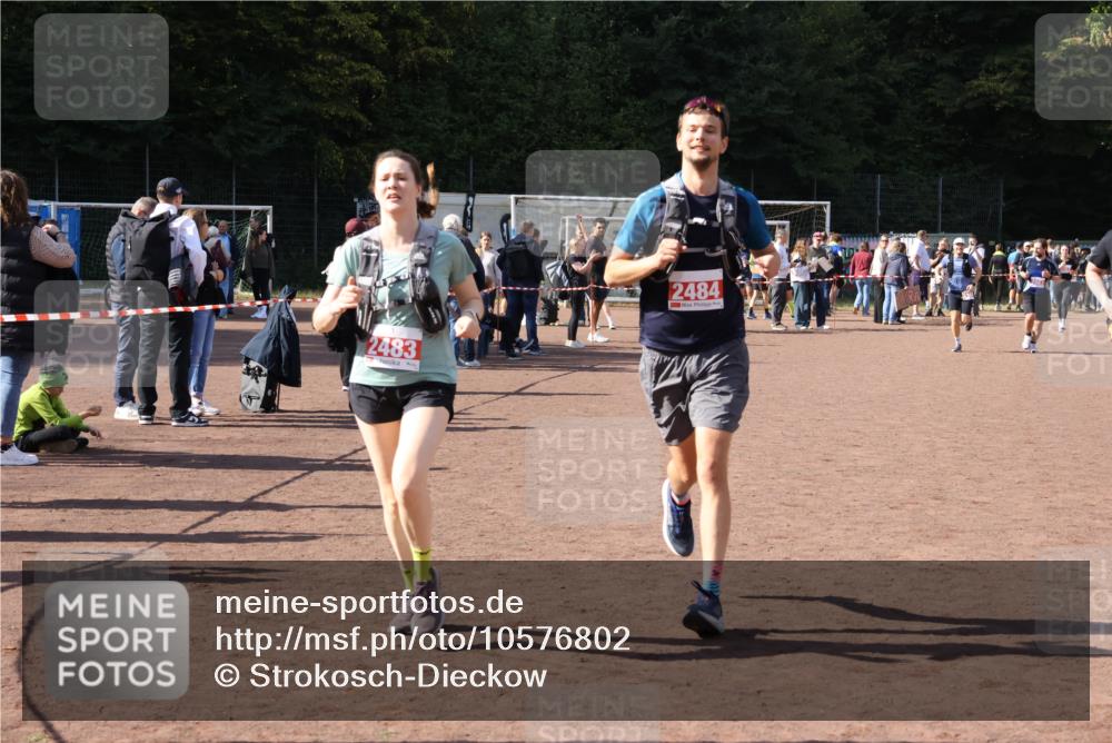27.09.2026 - 35. Volkslauf durch das schöne Alstertal Strokosch-Dieckow http://msf.ph/oto/10576802 27.09.2026 12:39:51 Ziel 2267, 2483, 2484 meine-sportfotos.de