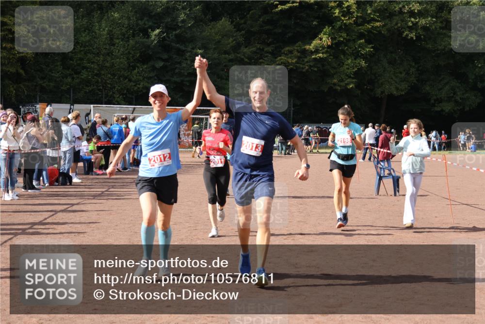 27.09.2026 - 35. Volkslauf durch das schöne Alstertal Strokosch-Dieckow http://msf.ph/oto/10576811 27.09.2026 12:31:16 Ziel 1086, 1649, 2011, 2012, 2013, 2198, 2310 meine-sportfotos.de