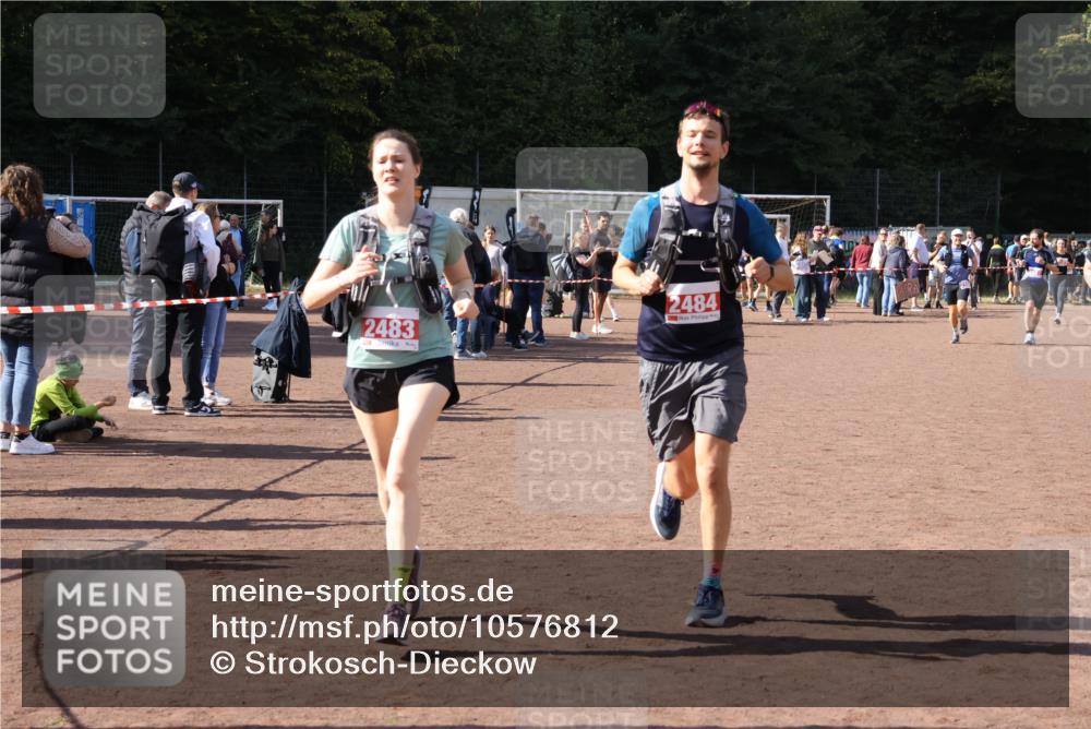 27.09.2026 - 35. Volkslauf durch das schöne Alstertal Strokosch-Dieckow http://msf.ph/oto/10576812 27.09.2026 12:39:51 Ziel 2267, 2483, 2484 meine-sportfotos.de