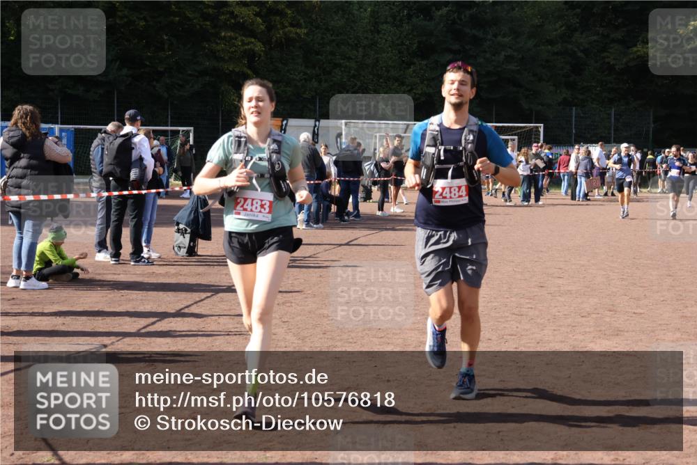 27.09.2026 - 35. Volkslauf durch das schöne Alstertal Strokosch-Dieckow http://msf.ph/oto/10576818 27.09.2026 12:39:51 Ziel 2267, 2483, 2484 meine-sportfotos.de