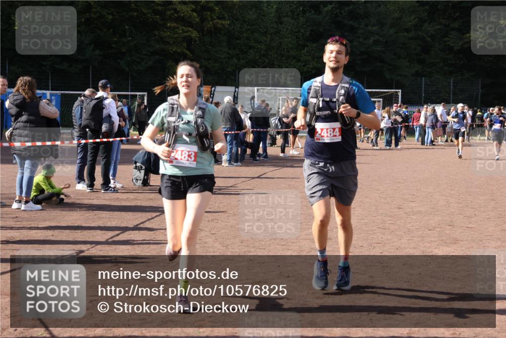 27.09.2026 - 35. Volkslauf durch das schöne Alstertal Strokosch-Dieckow http://msf.ph/oto/10576825 27.09.2026 12:39:51 Ziel 2267, 2483, 2484 meine-sportfotos.de